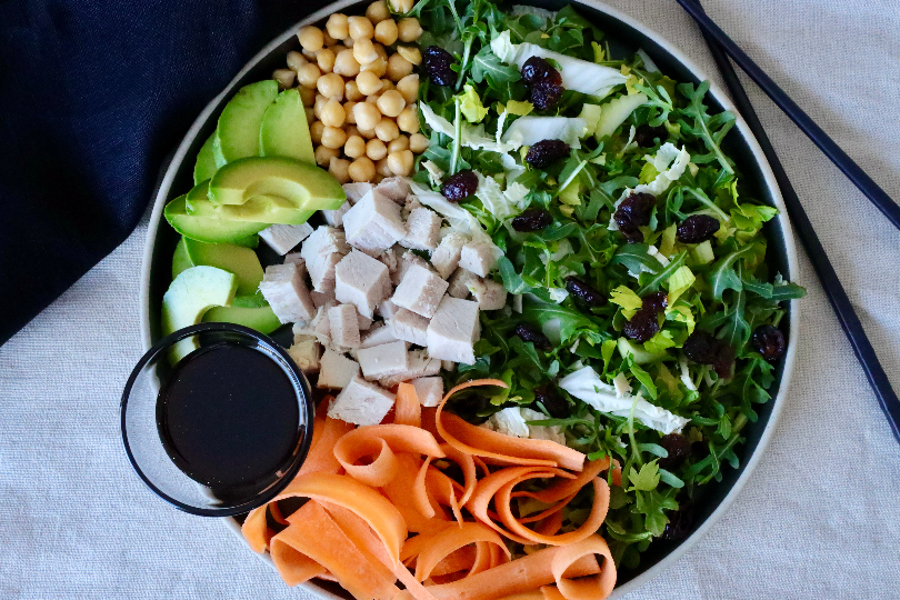 Salade vinaigrette safran avec dinde, carotte, pois chiches, avocat et verdures